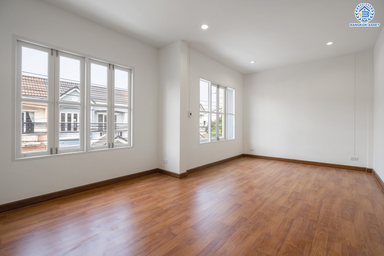 บ้านมือสองตกแต่งใหม่ ม.บุศรินทร์ วงแหวน (บ้านกล้วย-ไทรน้อย) แบรนด์ L&H เนื้อที่ 20.8 ตร.ว. ฟังก์ชัน 3 ห้องนอน 2 ห้องน้ำ ตอบโจทย์ทุกการอยู่อาศัย ใกล้เซ็นทรัลเวสต์เกต และ รถไฟฟ้า "สถานีคลองบางไผ่"